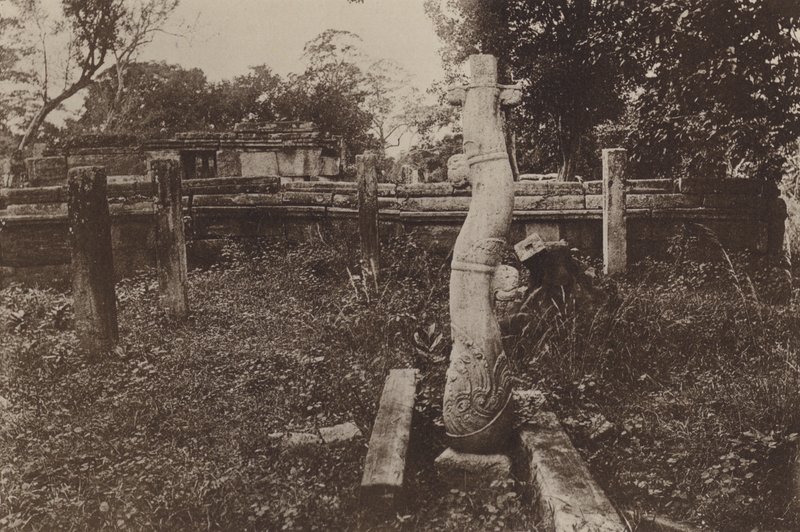Zničená města Cejlonu: Podivuhodný kulatý sloup a ruiny (černobílá fotografie) od Henry W. Cave