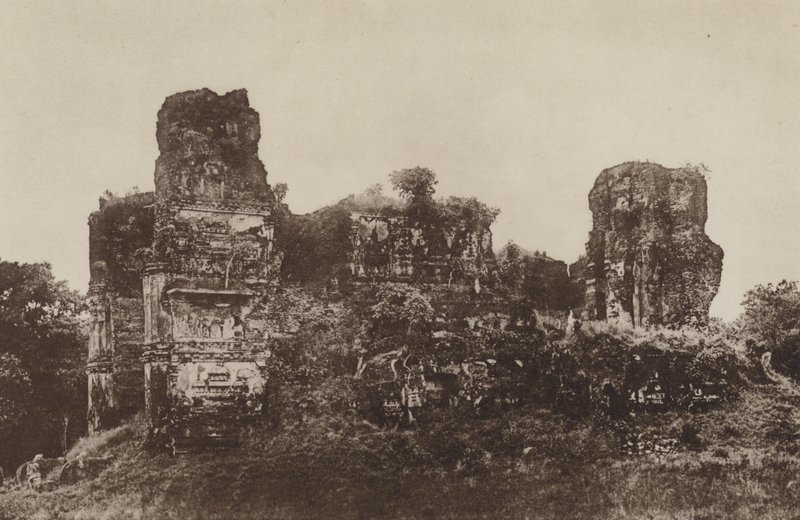 Zničená města Cejlonu: Jetawanarama, ze severu (černobílá fotografie) od Henry W. Cave