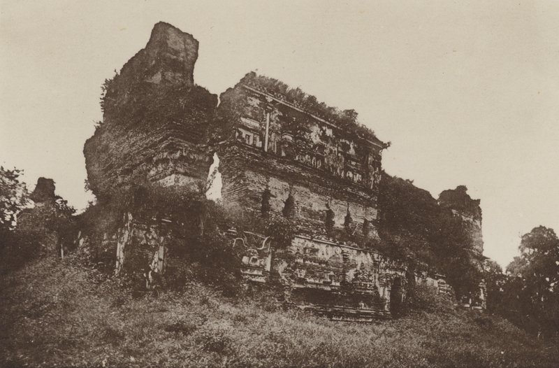 Zničená města Cejlonu: Jetawanarama, z jihozápadu (černobílá fotografie) od Henry W. Cave