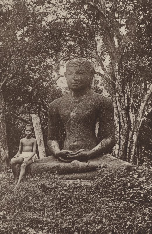 Zničená města Cejlonu: Monolitická socha Buddhy (černobílá fotografie) od Henry W. Cave