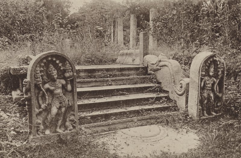 Zničená města Cejlonu: Měsíční kámen, strážní kameny a schody (černobílá fotografie) od Henry W. Cave
