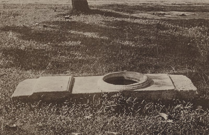 Zničená města Cejlonu: Pandu Orua (černobílá fotografie) od Henry W. Cave