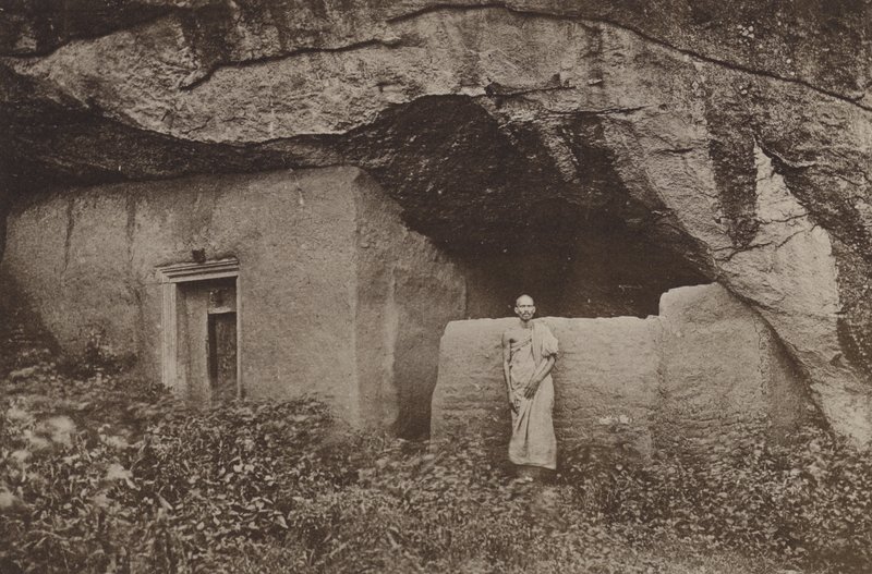 Zničená města Ceylonu: Pozůstatky skalních obydlí v Mihintale (černobílá fotografie) od Henry W. Cave