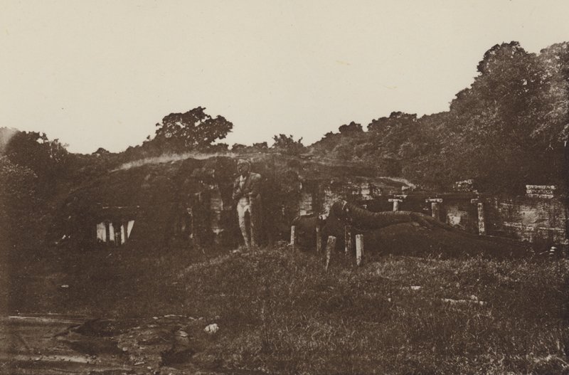 Zničená města Cejlonu: Skalní chrám v Polonnaruwě (černobílá fotografie) od Henry W. Cave