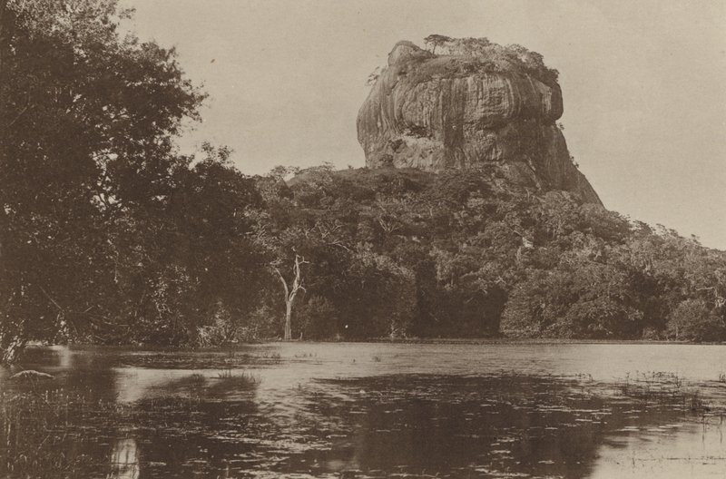 Zničená města Cejlonu: Sigiri (černobílá fotografie) od Henry W. Cave