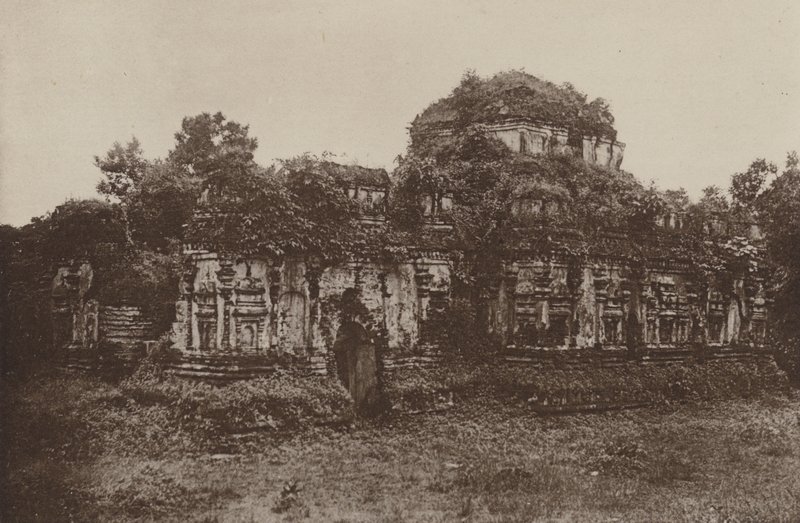 Zničená města Cejlonu: Thuparama v Polonnaruwa (černobílá fotografie) od Henry W. Cave