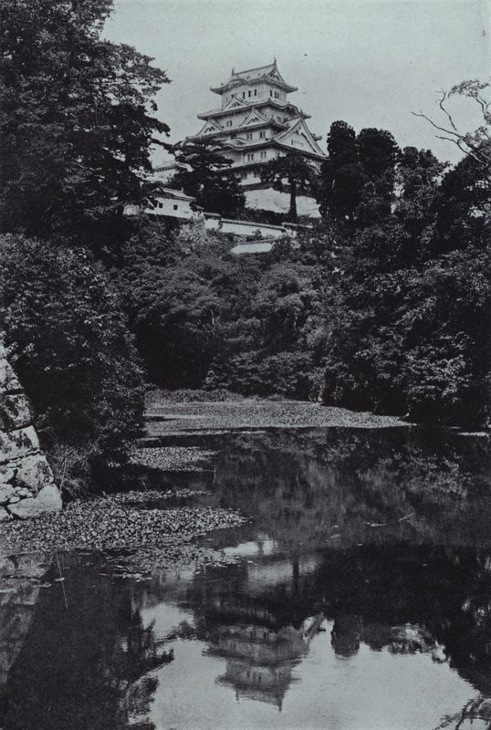 Feudální hrad z příkopu (černobílá fotografie) od Herbert Ponting