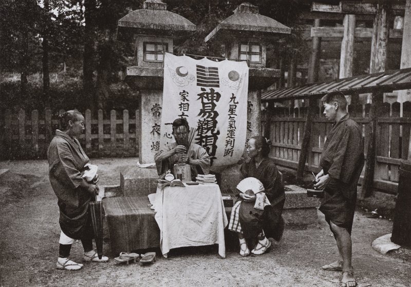 Věštkyně v chrámu Inari (černobílá fotografie) od Herbert Ponting