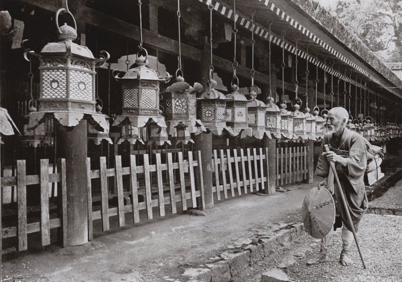 Poutník v chrámu Kasuga, Nara (černobílá fotografie) od Herbert Ponting