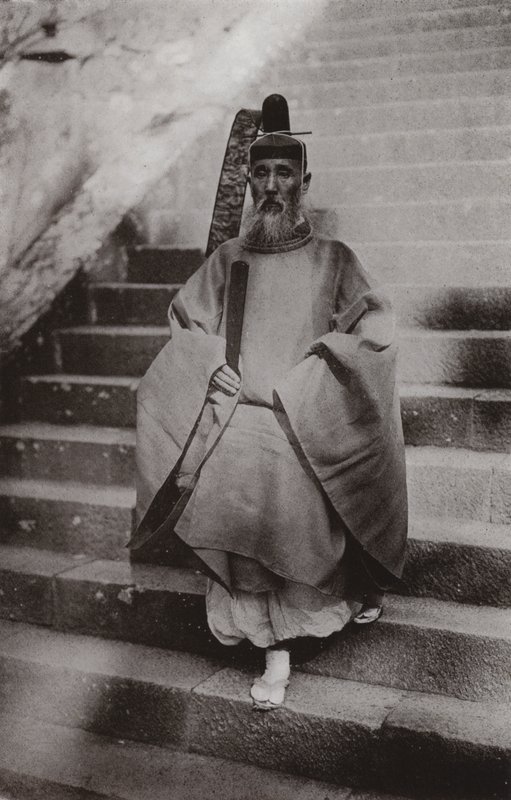 Šintoistický kněz (černobílá fotografie) od Herbert Ponting