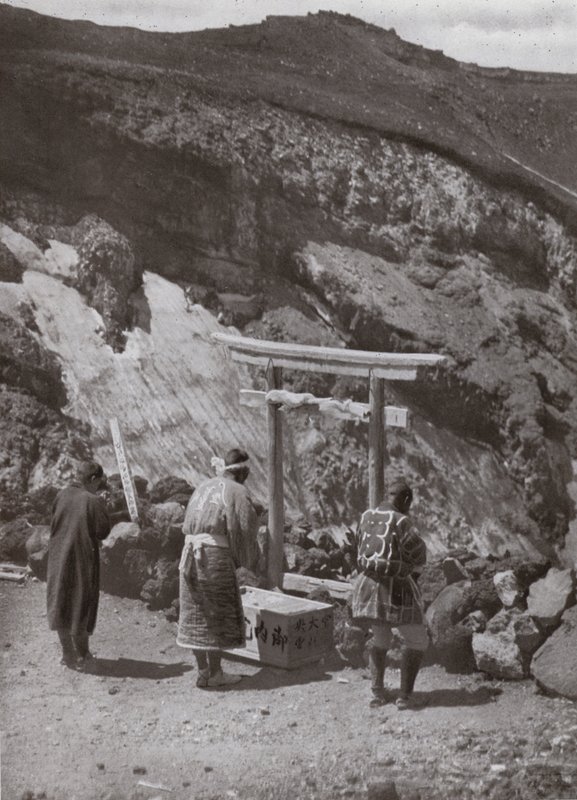Svatyně na okraji kráteru (černobílá fotografie) od Herbert Ponting