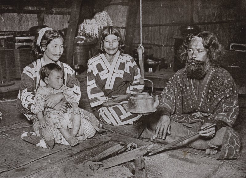 Ainu muži a ženy doma (černobílá fotografie) od Herbert Ponting
