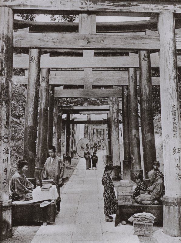 Avenue of Torii v chrámu Inari (černobílá fotografie) od Herbert Ponting