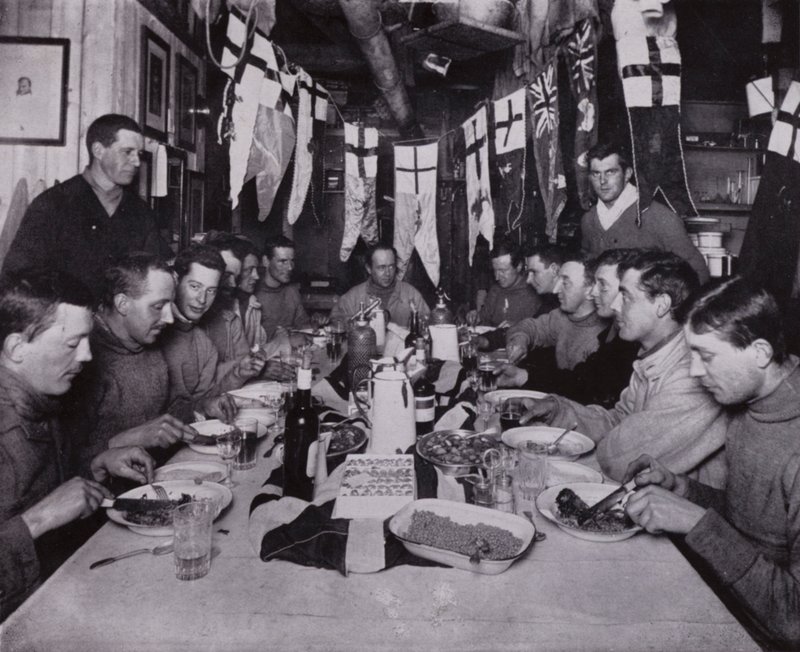 Oslava narozenin kapitána Scotta (černobílá fotografie) od Herbert Ponting