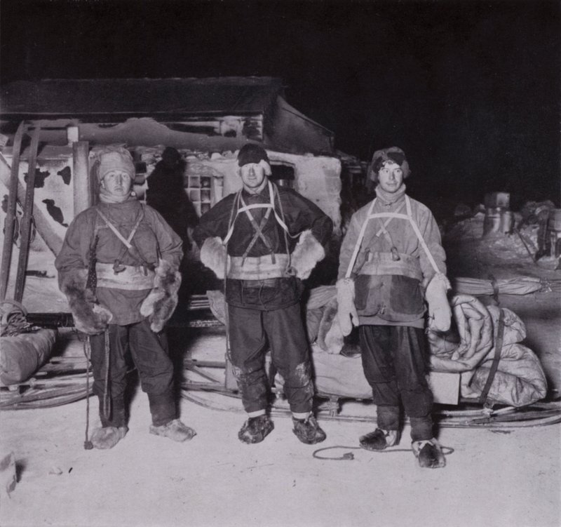 Dr Wilson, poručík Bowers a Cherry-Garrard odjíždějí na Cape Crozier (černobílá fotografie) od Herbert Ponting