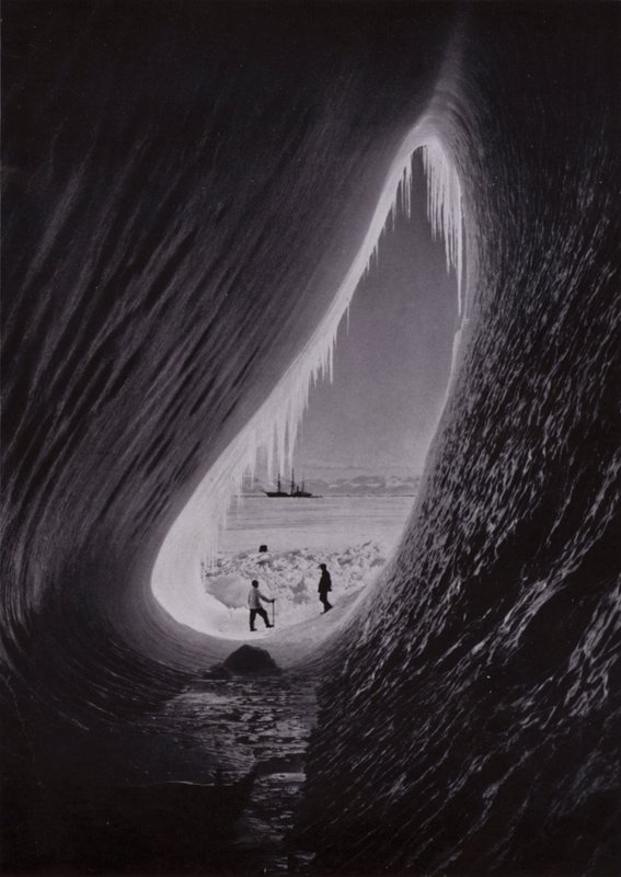 Jeskyně v ledovci; Terra Nova v dálce (černobílá fotografie) od Herbert Ponting