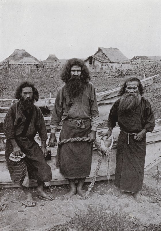 Happukonno, lovec (uprostřed) a dva rybáři Ainu (černobílá fotografie) od Herbert Ponting