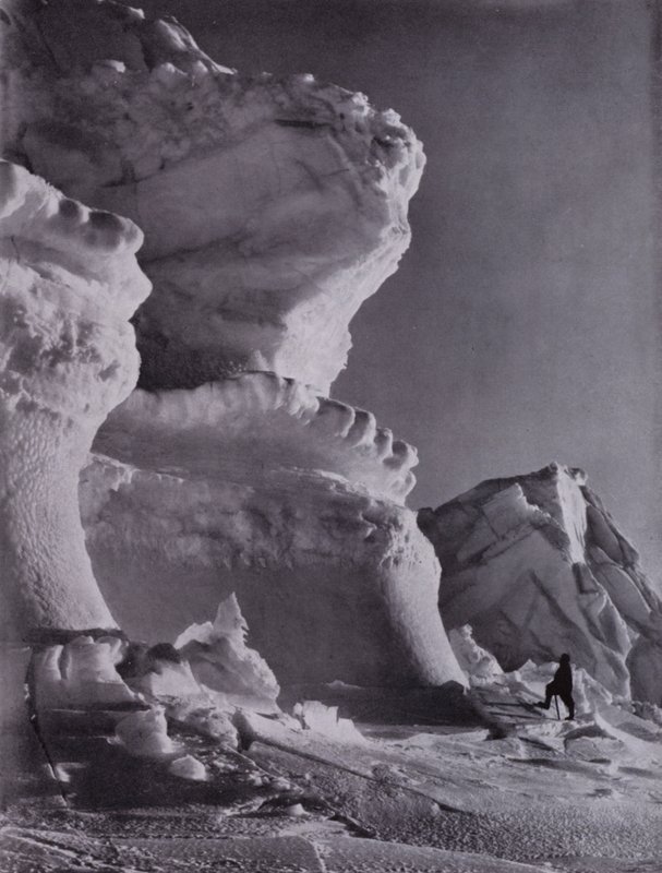 Ledové bašty hradu Berg (č/b foto) od Herbert Ponting