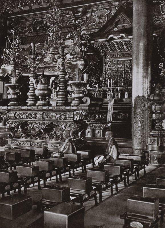 Interiér buddhistického chrámu (černobílá fotografie) od Herbert Ponting