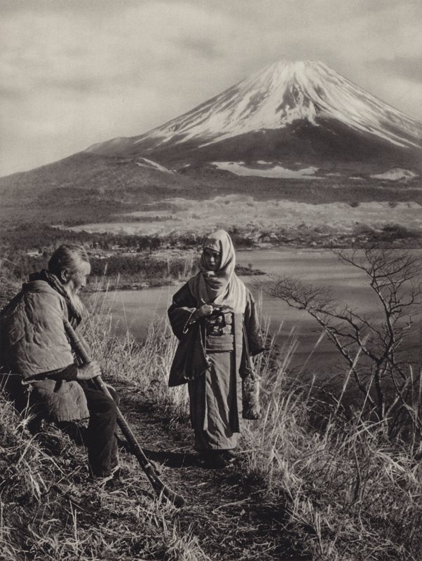 Japonsko ve 20. letech 20. století: Fudži, nejposvátnější hora Japonska (černobílá fotografie) od Herbert Ponting
