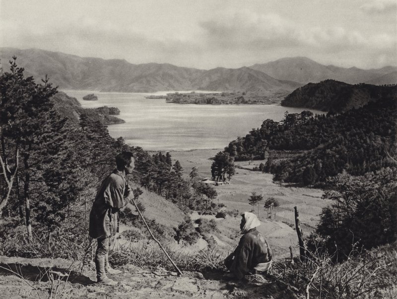Japonsko ve 20. letech 20. století: jezero Kawaguchi (černobílá fotografie) od Herbert Ponting
