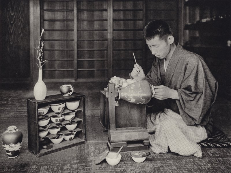 Japonsko ve 20. letech 20. století: Malba porcelánu (černobílá fotografie) od Herbert Ponting