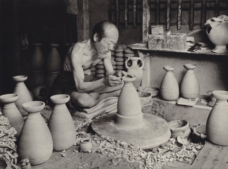 Japonsko ve 20. letech 20. století: Potter v práci (černobílá fotografie) od Herbert Ponting