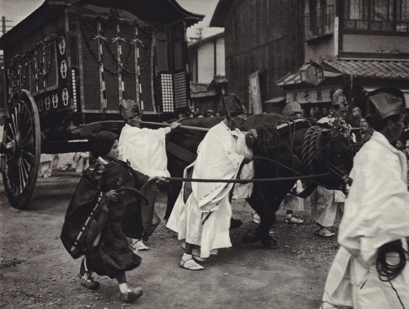 Japonsko ve 20. letech: šintoistický pohřeb vysoce postavené osoby (černobílá fotografie) od Herbert Ponting