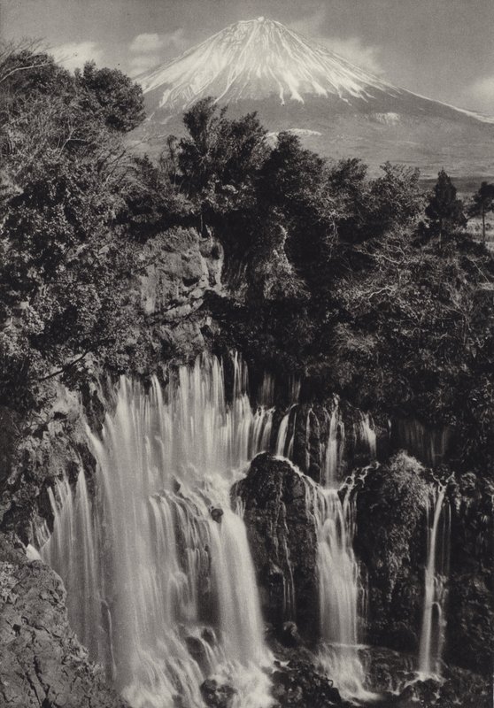 Japonsko ve 20. letech 20. století: vodopád Shiraito (černobílá fotografie) od Herbert Ponting
