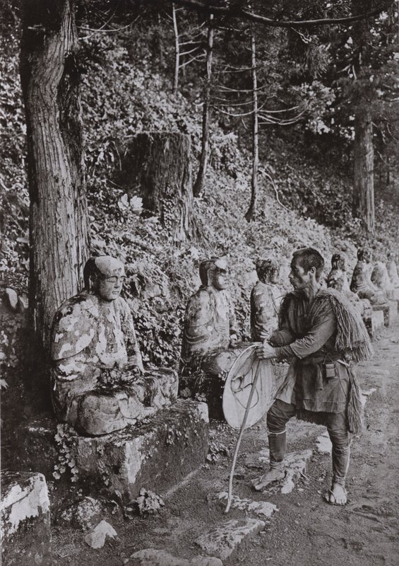 Meditace, studium na Gamman-ga-Fuchi, Nikko (černobílá fotografie) od Herbert Ponting