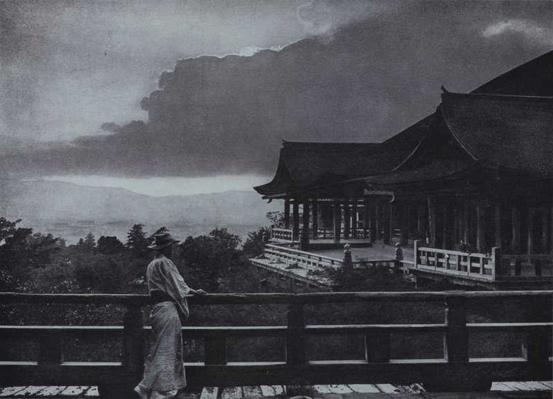 Měsíční svit v Kiyomizu-dera (černobílá fotografie) od Herbert Ponting