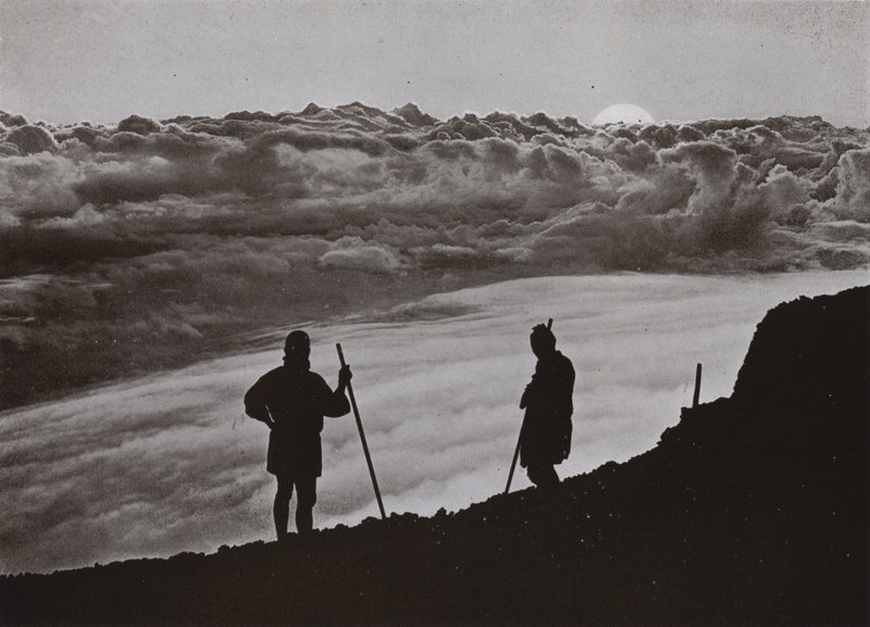 Západ slunce z vrcholu Fuji (černobílá fotografie) od Herbert Ponting