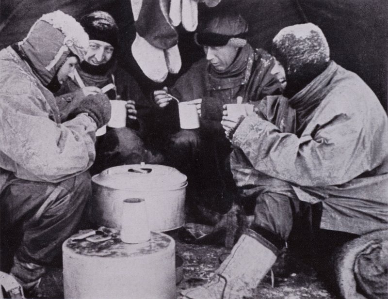 "Ten večer měli vánoční večeři" (černobílá fotografie) od Herbert Ponting