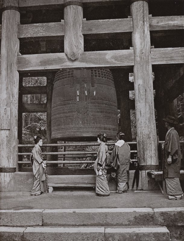 Velký zvon v chrámu Chio-in (černobílá fotografie) od Herbert Ponting