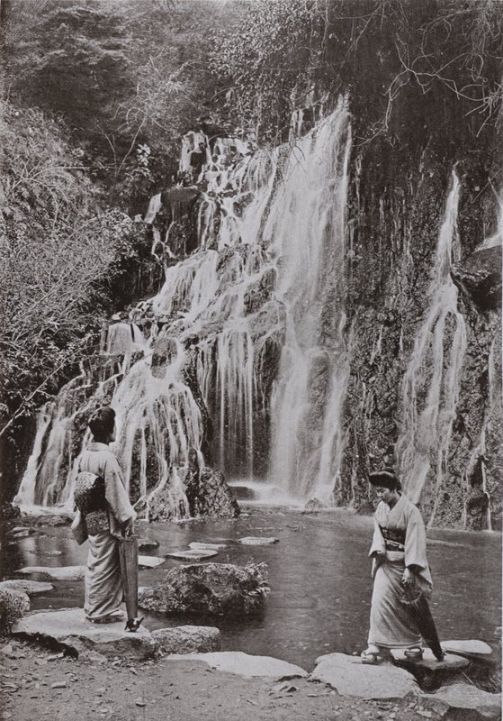 Vodopád padajících drahokamů v Yumoto (černobílá fotografie) od Herbert Ponting