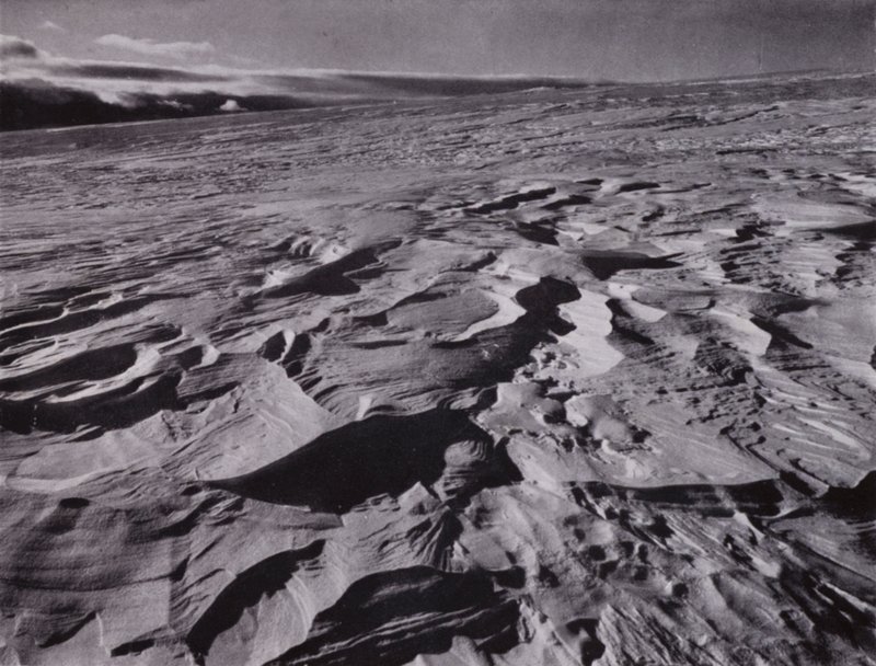 „Velké vlny zmrzlého sněhu vyvrhnuté větrem“ (černobílá fotografie) od Herbert Ponting