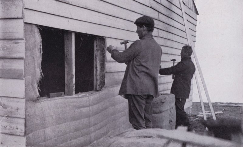 "Chalupa byla postavena" (černobílá fotografie) od Herbert Ponting