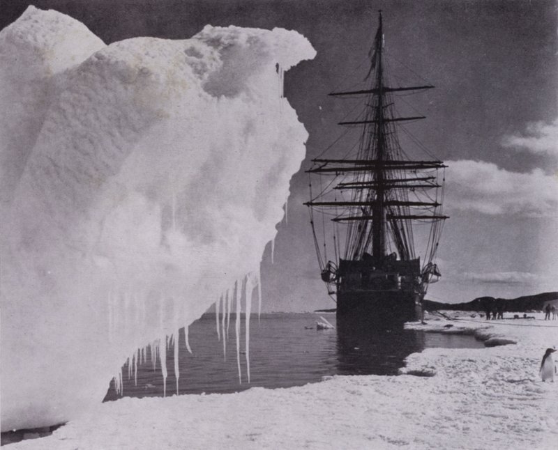 „Přistání na ledové úpatí poblíž Cape Evans“ (černobílá fotografie) od Herbert Ponting