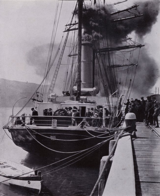 „Malá loď opustila Port Chalmers v poslední fázi své cesty“ (černobílá fotografie) od Herbert Ponting
