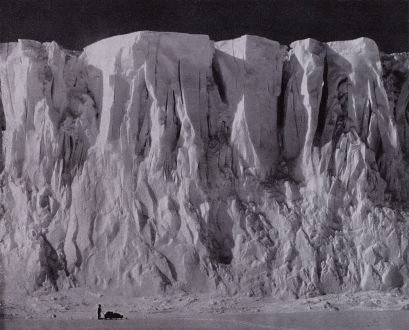 Hradby hory Erebus (černobílá fotografie) od Herbert Ponting