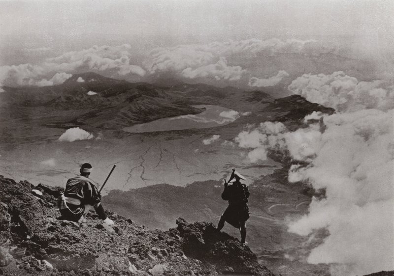 Dvě míle nad mraky, jezero „Three-Days-Moon“ z vrcholu Fuji (č/b foto) od Herbert Ponting