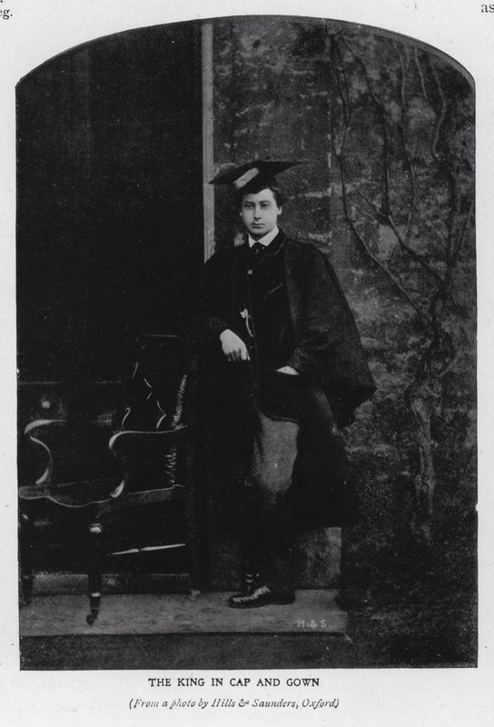 Král Edward VII v maltě a v šatech na Oxfordské univerzitě (černobílá fotografie) od Hills and Saunders