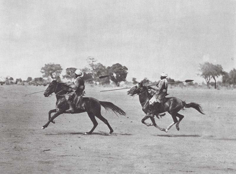 Afrika: Aulad Hamid Arabové v řetězovém brnění (čb foto) od Hugo Adolf Bernatzik