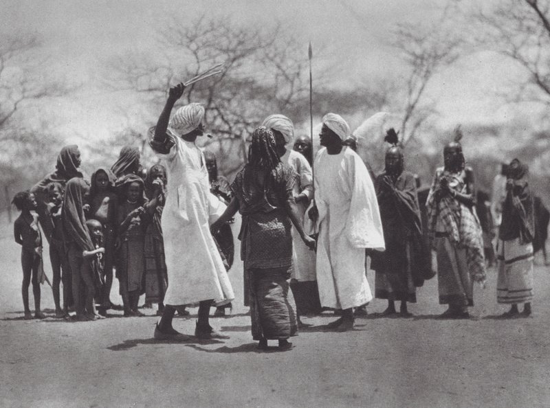 Afrika: Tanec Aulad Hamid (čb foto) od Hugo Adolf Bernatzik