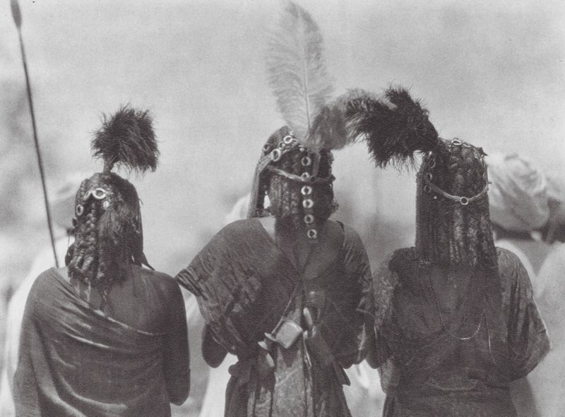 Afrika: Pokrývka hlavy Aulad Hamid (čb fotografie) od Hugo Adolf Bernatzik
