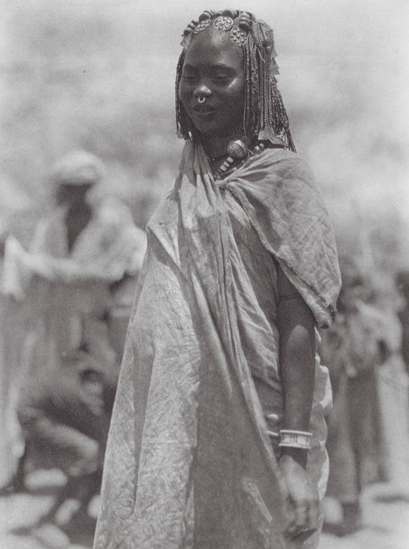 Afrika: Aulad Hamid stříbrný a jantarový ornament (čb foto) od Hugo Adolf Bernatzik