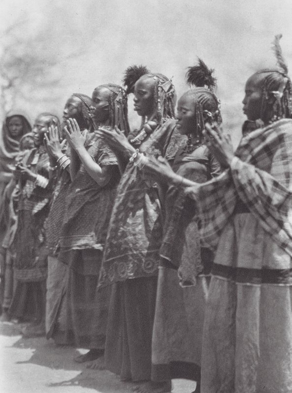 Afrika: Aulad Hamid ženy tleskající při tanci (čb foto) od Hugo Adolf Bernatzik