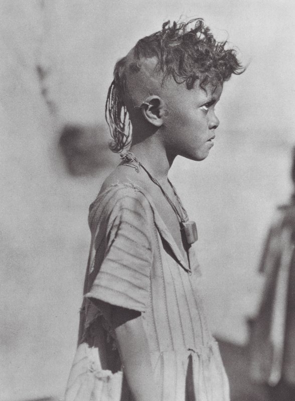 Afrika: Bisharinské dítě s amuletem (čb fotografie) od Hugo Adolf Bernatzik