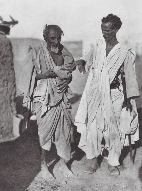 Afrika: Bisharinští muži, Núbijská poušť (čb fotografie) od Hugo Adolf Bernatzik
