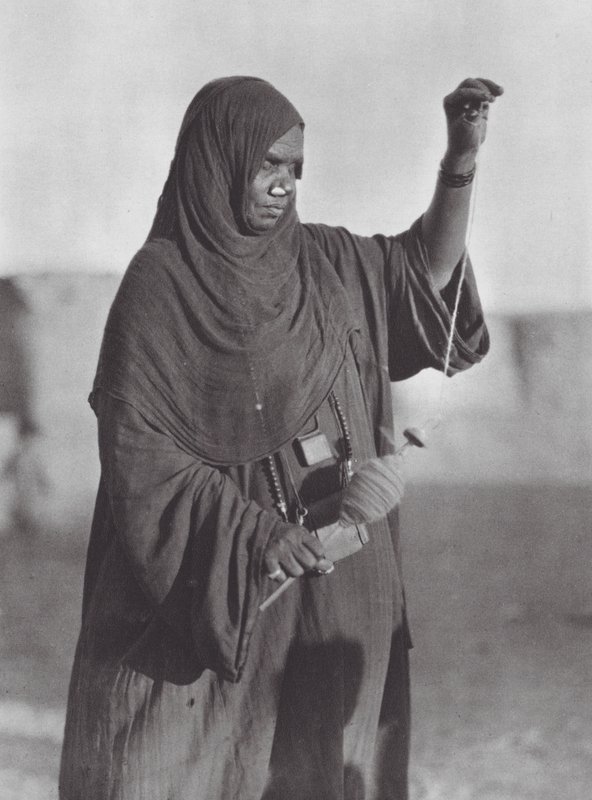 Afrika: Bisharinská žena předoucí, Núbijská poušť (čb fotografie) od Hugo Adolf Bernatzik